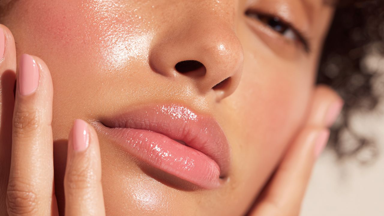 Hydrating vs moisturising